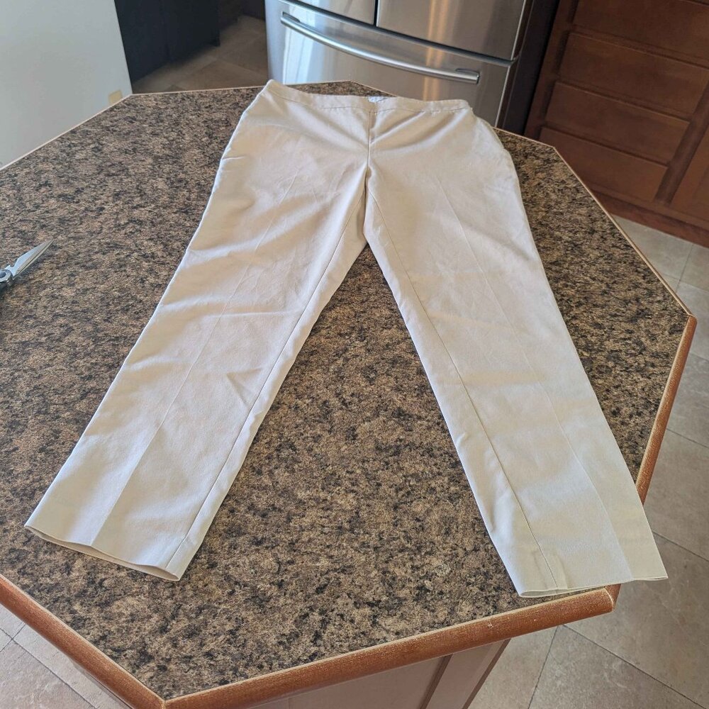 Chaus Size 10 Cream Dress Pants W/ Side Zipper with Clasp Fake Pockets in Back